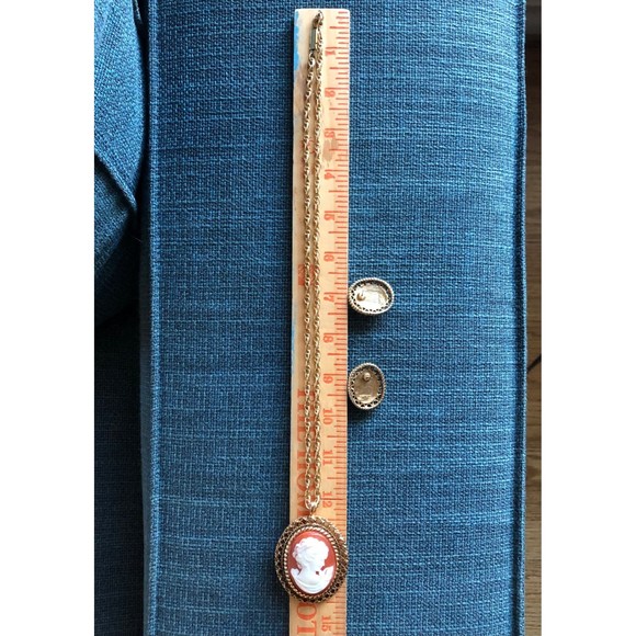 Vintage Statement Cameo Necklace & Earrings Set Gold Chain Resin 1970 - Picture 12 of 12